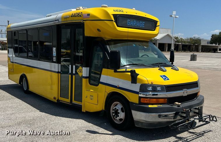 image for item LF9349 2017 Chevrolet Express G4500  shuttle bus