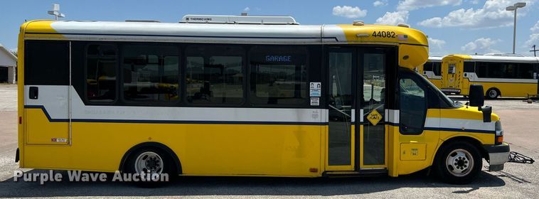 image for item LF9349 2017 Chevrolet Express G4500  shuttle bus