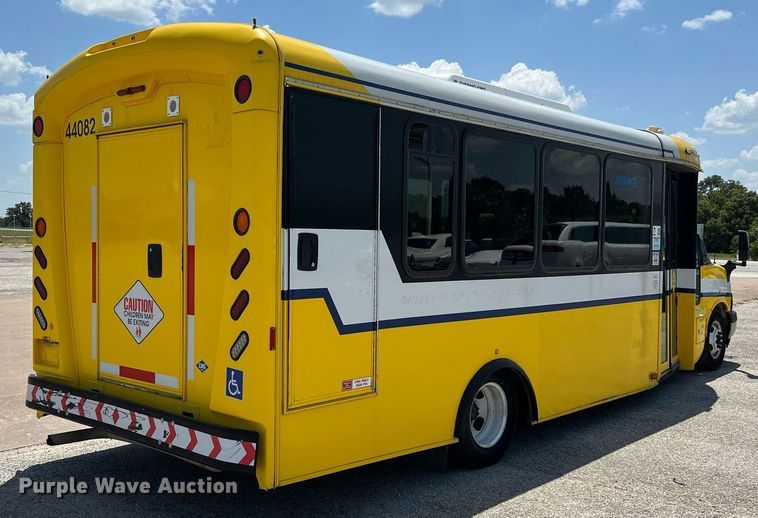 image for item LF9349 2017 Chevrolet Express G4500  shuttle bus