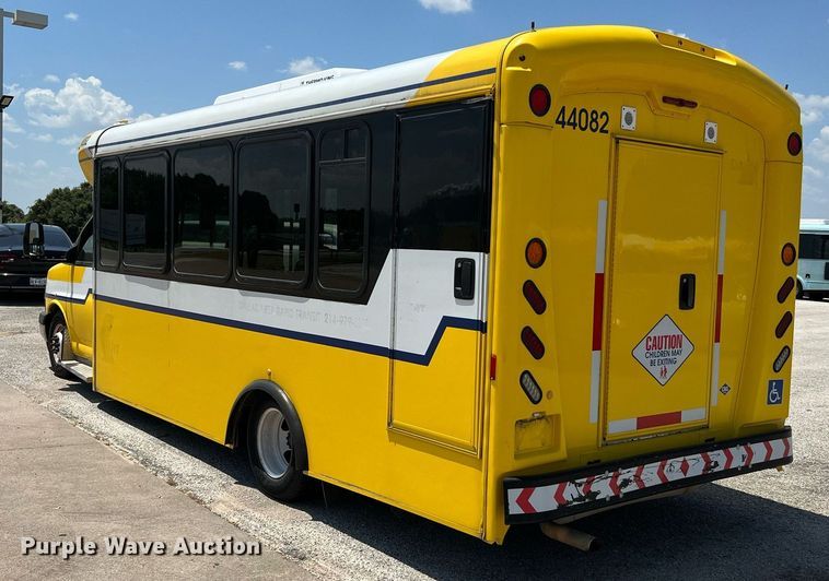 image for item LF9349 2017 Chevrolet Express G4500  shuttle bus