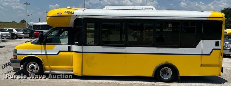 image for item LF9349 2017 Chevrolet Express G4500  shuttle bus