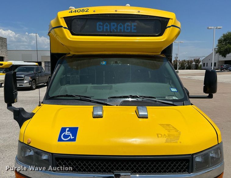 image for item LF9349 2017 Chevrolet Express G4500  shuttle bus