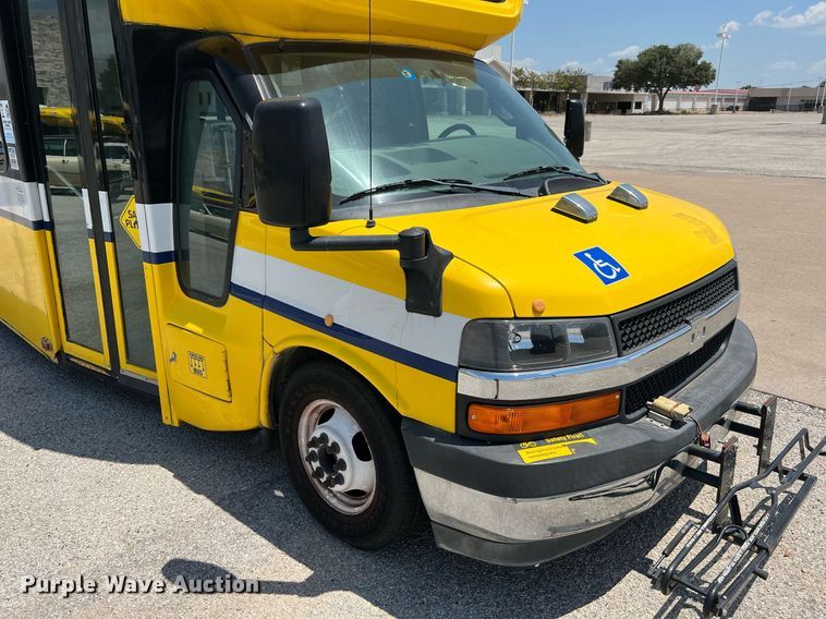 image for item LF9349 2017 Chevrolet Express G4500  shuttle bus