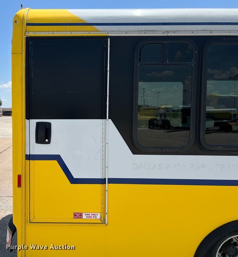 image for item LF9349 2017 Chevrolet Express G4500  shuttle bus