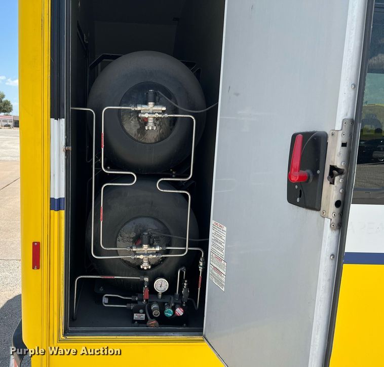 image for item LF9349 2017 Chevrolet Express G4500  shuttle bus