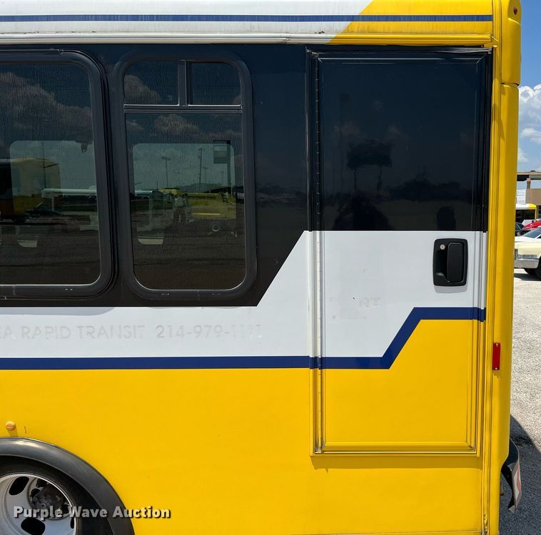 image for item LF9349 2017 Chevrolet Express G4500  shuttle bus