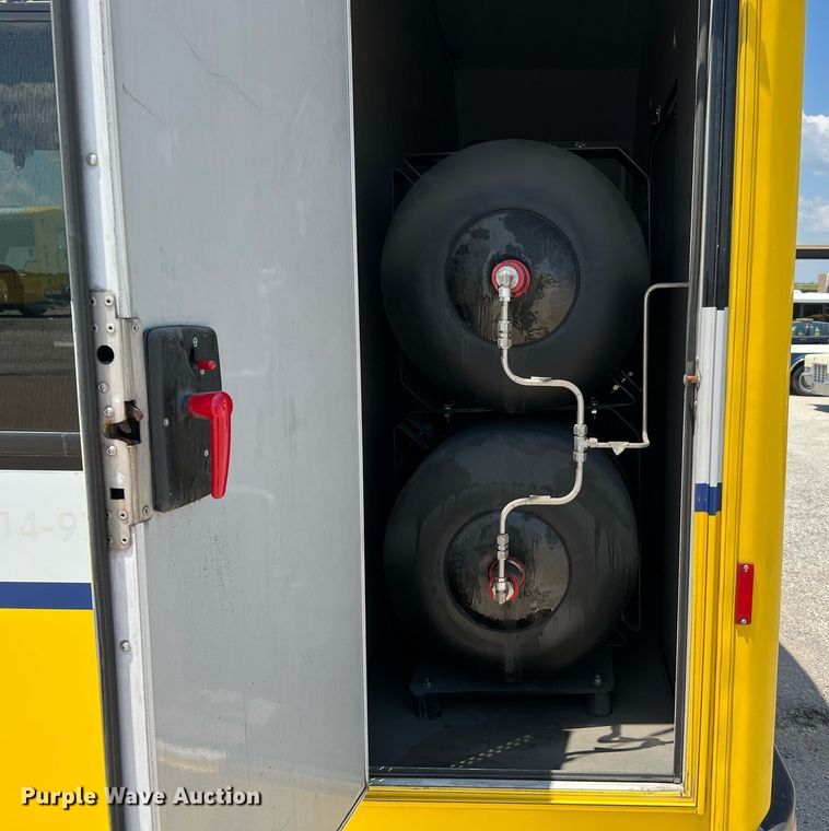 image for item LF9349 2017 Chevrolet Express G4500  shuttle bus