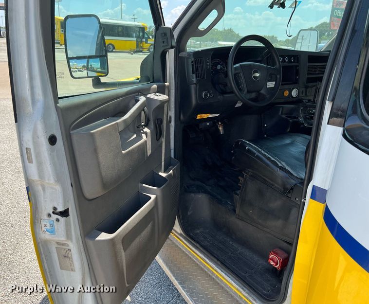 image for item LF9349 2017 Chevrolet Express G4500  shuttle bus