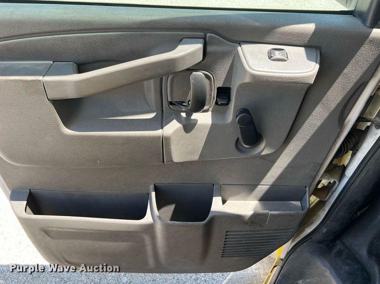 image for item LF9349 2017 Chevrolet Express G4500  shuttle bus