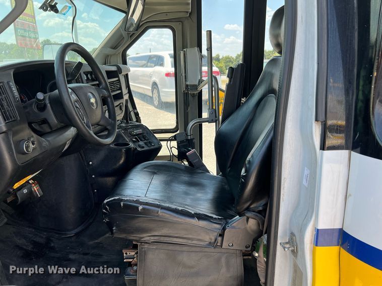 image for item LF9349 2017 Chevrolet Express G4500  shuttle bus