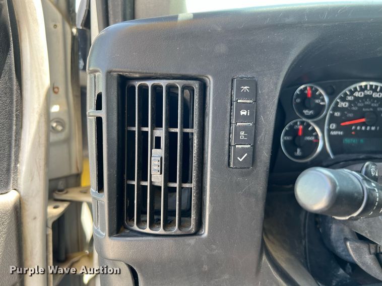 image for item LF9349 2017 Chevrolet Express G4500  shuttle bus