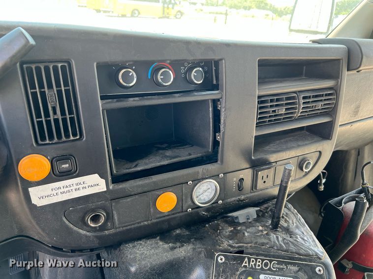 image for item LF9349 2017 Chevrolet Express G4500  shuttle bus