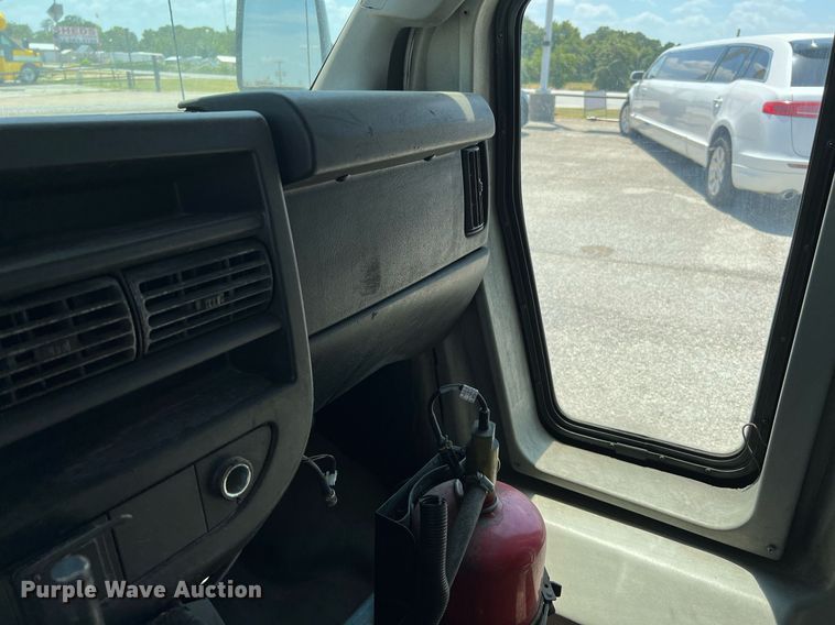 image for item LF9349 2017 Chevrolet Express G4500  shuttle bus