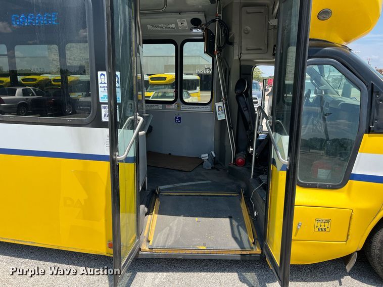 image for item LF9349 2017 Chevrolet Express G4500  shuttle bus