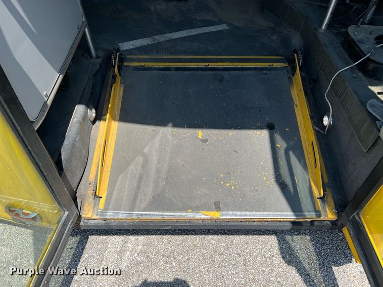 image for item LF9349 2017 Chevrolet Express G4500  shuttle bus