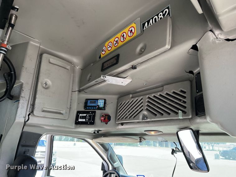 image for item LF9349 2017 Chevrolet Express G4500  shuttle bus