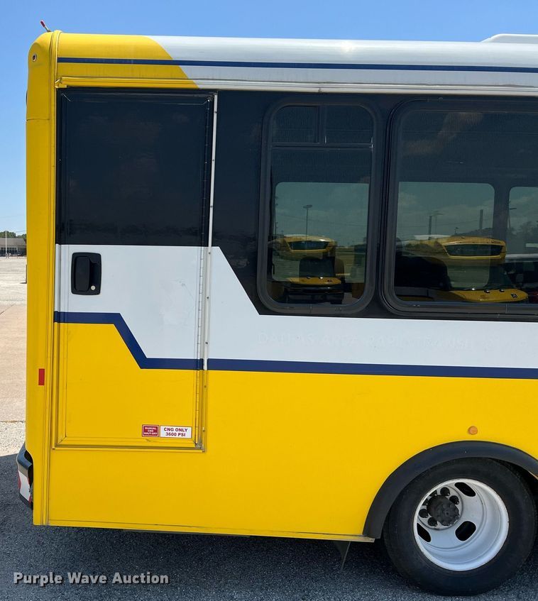 image for item LF9350 2017 Chevrolet Express G4500  shuttle bus