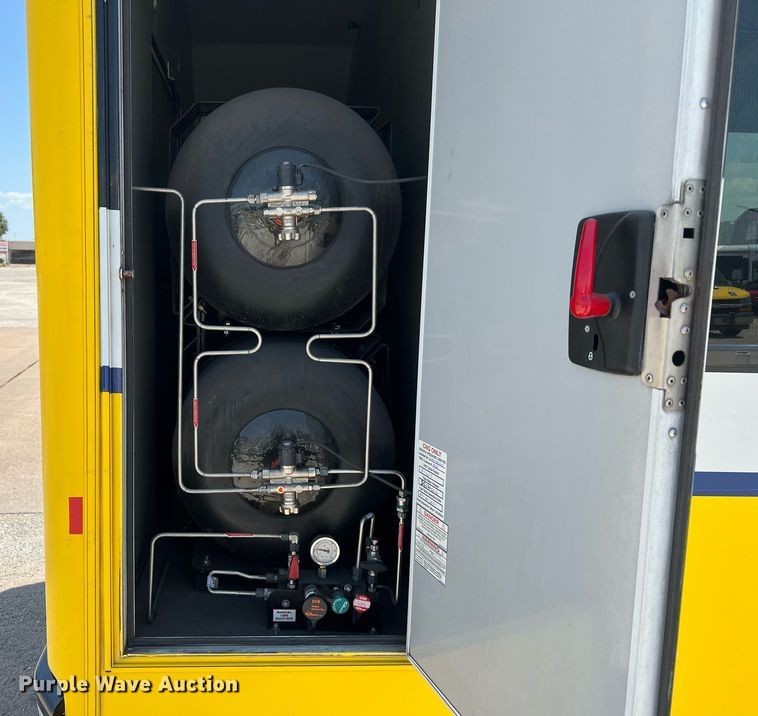 image for item LF9350 2017 Chevrolet Express G4500  shuttle bus