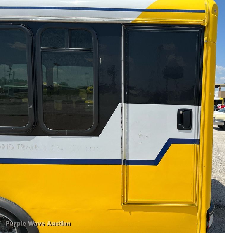 image for item LF9350 2017 Chevrolet Express G4500  shuttle bus