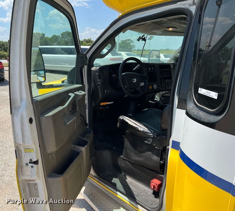 image for item LF9350 2017 Chevrolet Express G4500  shuttle bus