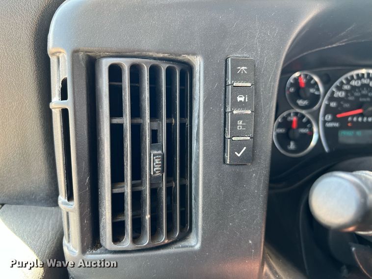 image for item LF9350 2017 Chevrolet Express G4500  shuttle bus