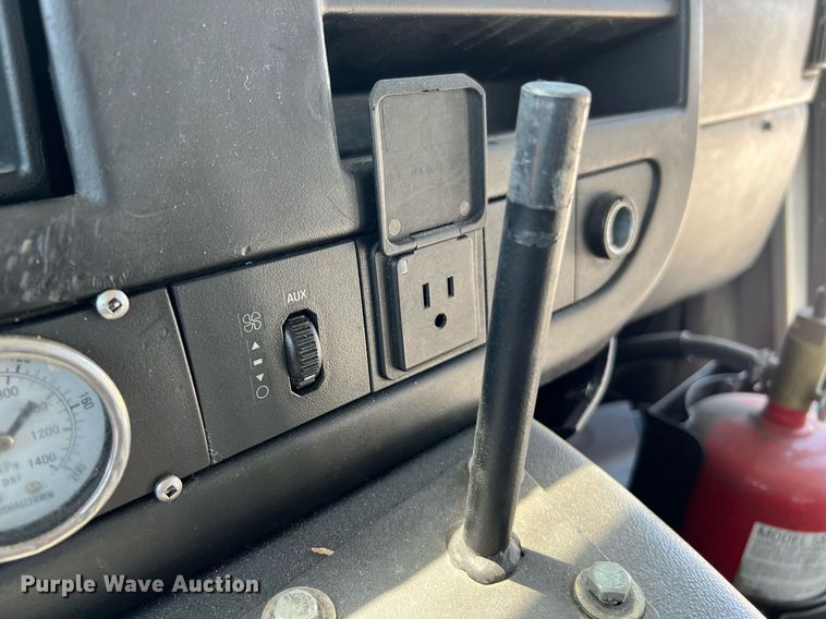 image for item LF9350 2017 Chevrolet Express G4500  shuttle bus