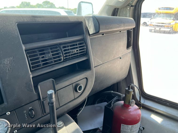 image for item LF9350 2017 Chevrolet Express G4500  shuttle bus