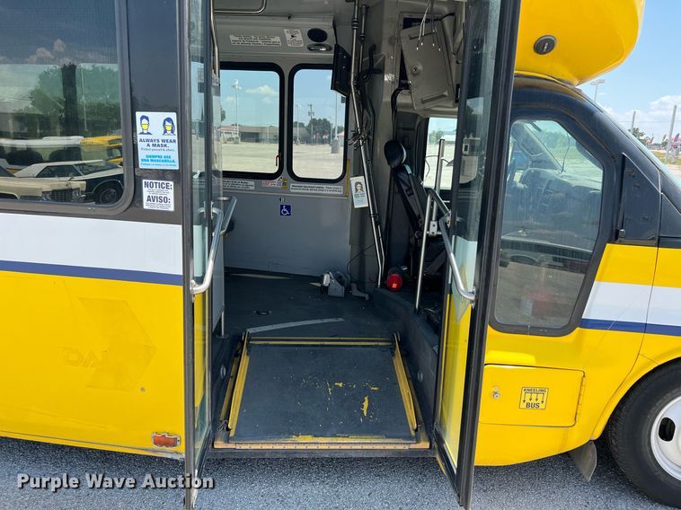 image for item LF9350 2017 Chevrolet Express G4500  shuttle bus