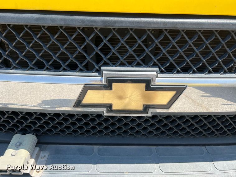 image for item LF9350 2017 Chevrolet Express G4500  shuttle bus