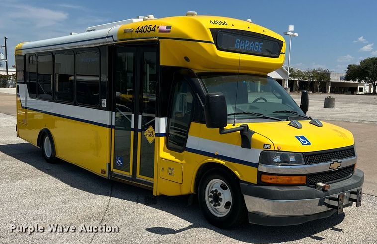 image for item LF9351 2017 Chevrolet Express G4500  shuttle bus