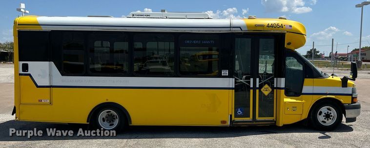 image for item LF9351 2017 Chevrolet Express G4500  shuttle bus