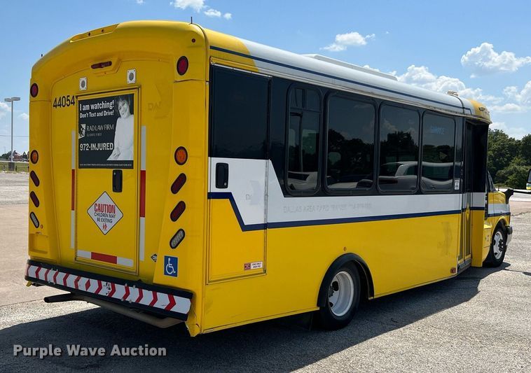 image for item LF9351 2017 Chevrolet Express G4500  shuttle bus