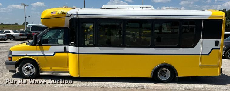 image for item LF9351 2017 Chevrolet Express G4500  shuttle bus