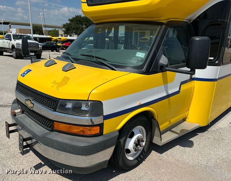 image for item LF9351 2017 Chevrolet Express G4500  shuttle bus