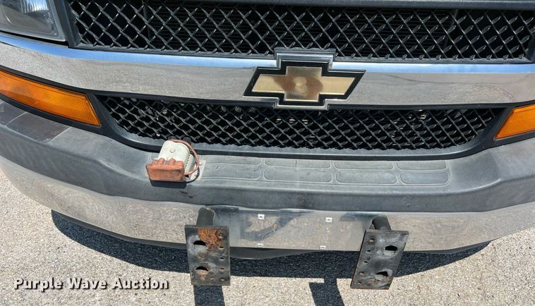 image for item LF9351 2017 Chevrolet Express G4500  shuttle bus