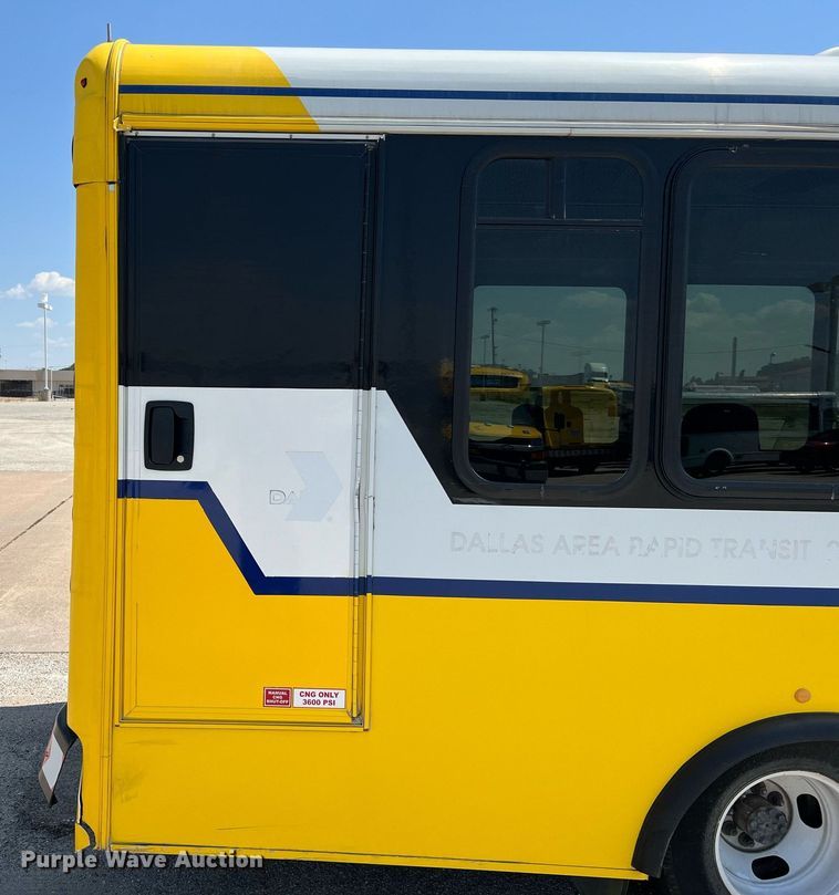 image for item LF9351 2017 Chevrolet Express G4500  shuttle bus