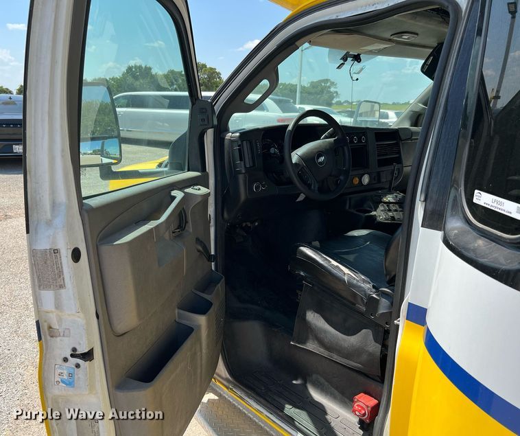 image for item LF9351 2017 Chevrolet Express G4500  shuttle bus