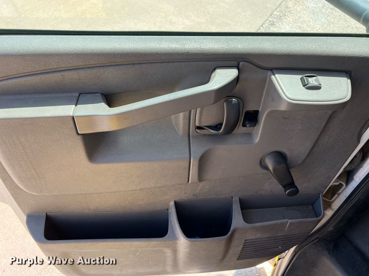 image for item LF9351 2017 Chevrolet Express G4500  shuttle bus