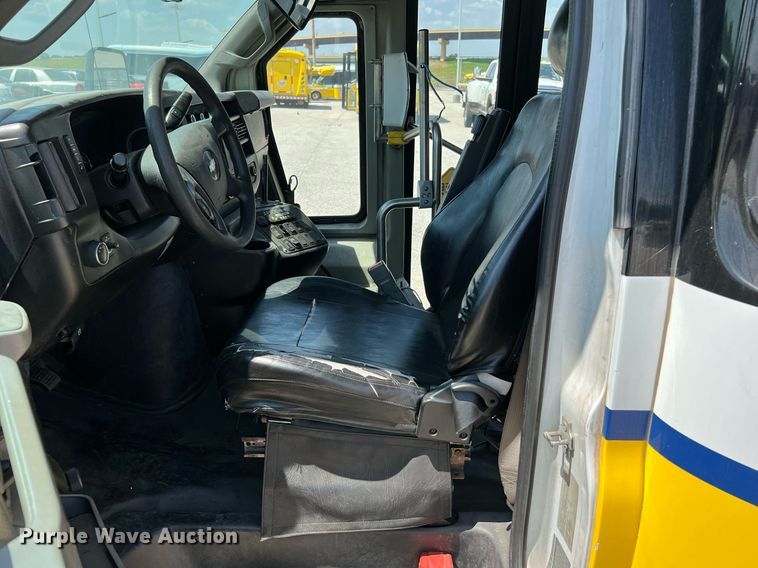 image for item LF9351 2017 Chevrolet Express G4500  shuttle bus