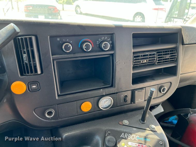 image for item LF9351 2017 Chevrolet Express G4500  shuttle bus