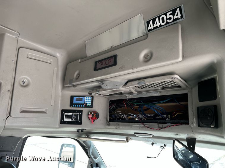 image for item LF9351 2017 Chevrolet Express G4500  shuttle bus