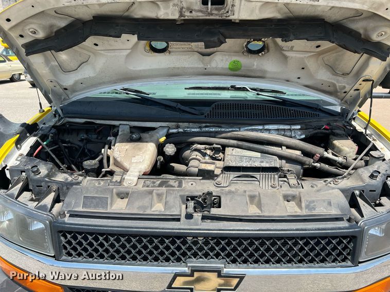 image for item LF9351 2017 Chevrolet Express G4500  shuttle bus