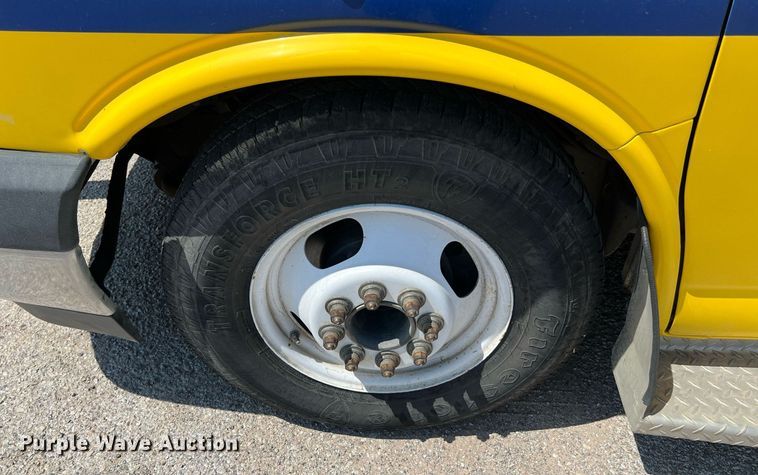 image for item LF9351 2017 Chevrolet Express G4500  shuttle bus