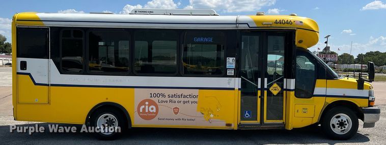 image for item LF9352 2017 Chevrolet Express G4500  shuttle bus