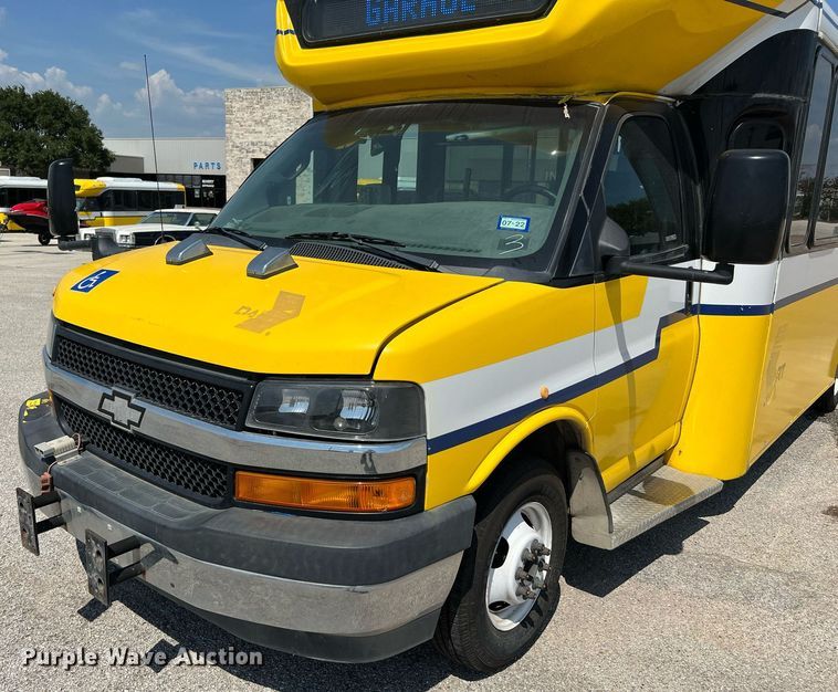 image for item LF9352 2017 Chevrolet Express G4500  shuttle bus