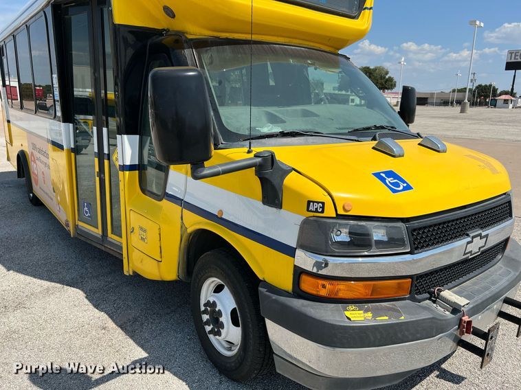 image for item LF9352 2017 Chevrolet Express G4500  shuttle bus