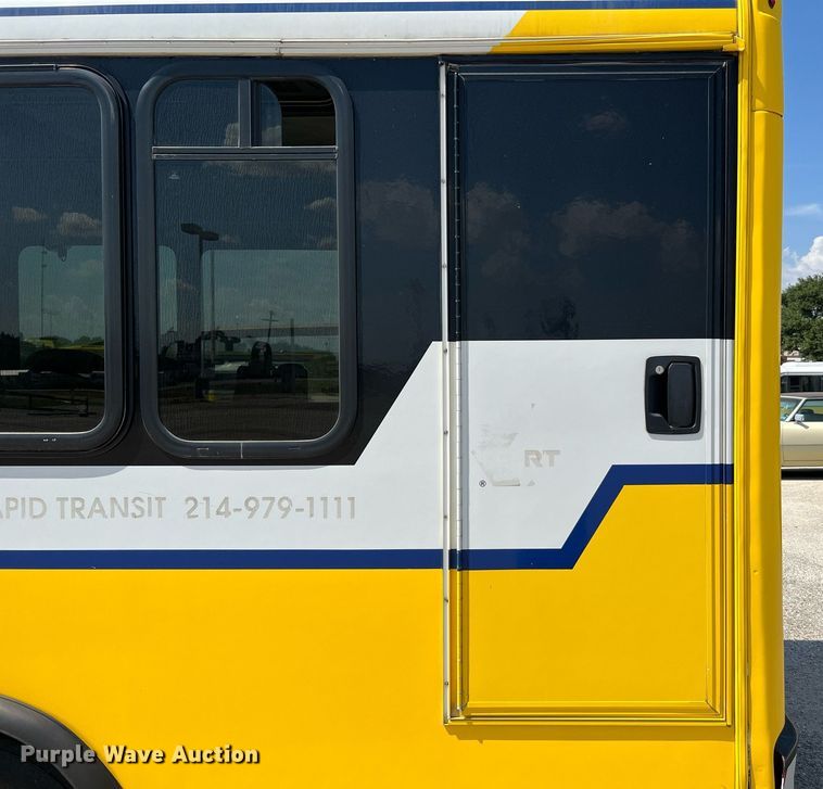 image for item LF9352 2017 Chevrolet Express G4500  shuttle bus