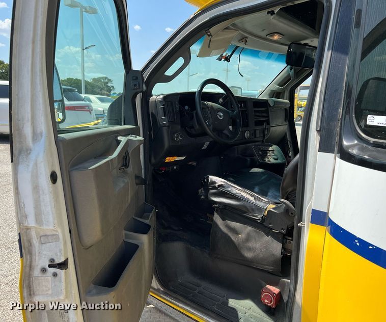 image for item LF9352 2017 Chevrolet Express G4500  shuttle bus