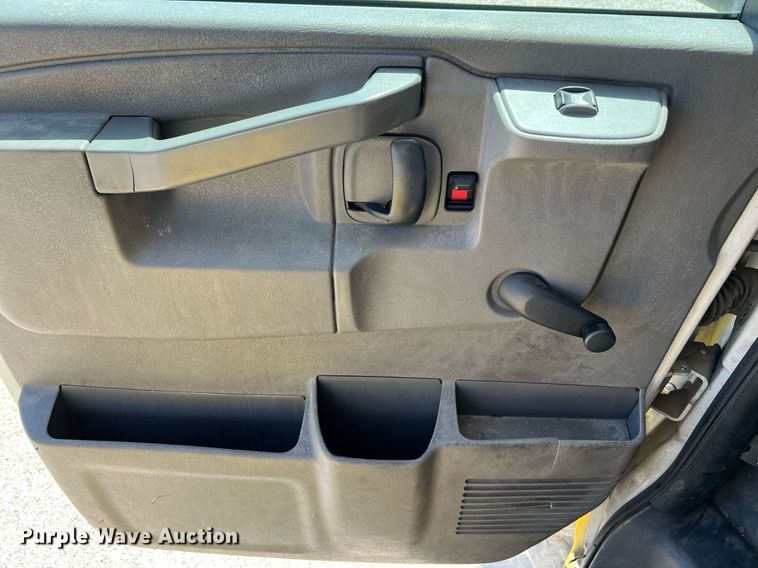 image for item LF9352 2017 Chevrolet Express G4500  shuttle bus