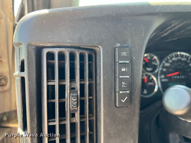 image for item LF9352 2017 Chevrolet Express G4500  shuttle bus